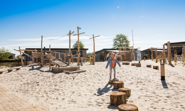 Kind spielt auf Sand-Spielplatz