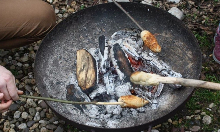 Stockbrot machen, in der Feuerschale. © Katrin Kleinau