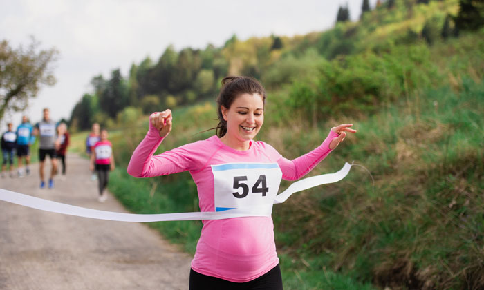Es muss ja nicht gleich ein Marathon sein ... an das eigene Fitnesslevel angepasstes Laufen in der Schwangerschaft tut Kind und Mama gut / Foto: Adobe Stock