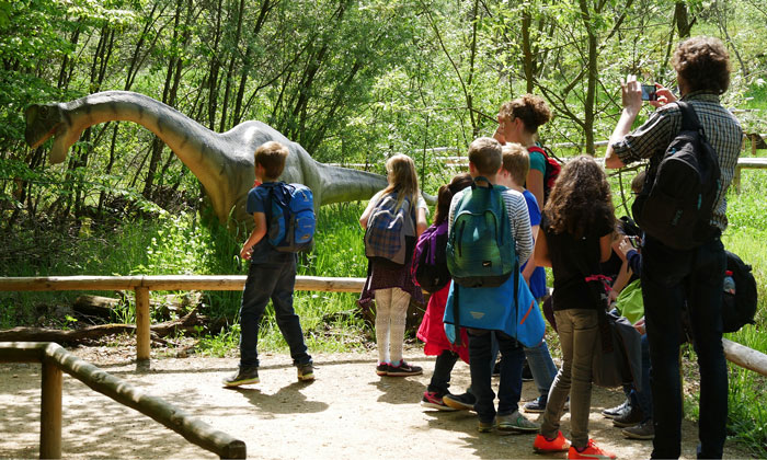 Begegnung mit Dinosaurier. © Felsenland Südeifel Tourismus