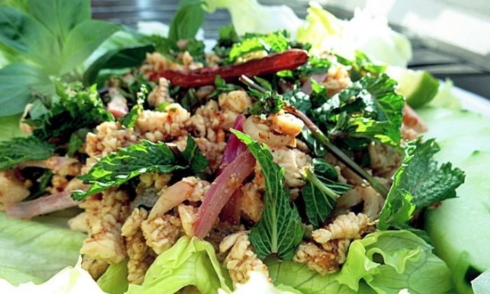 Thailändischer Salat Larb Gai