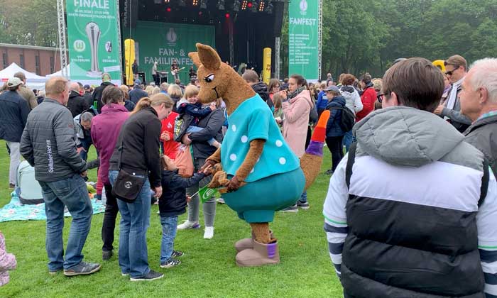 Karla Känguru beim DFB Pokalfinale der Frauen in Köln 2019