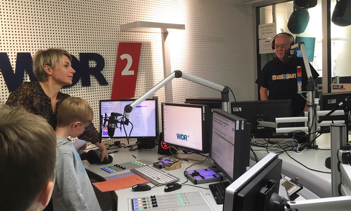 Wie wird Radio gemacht? Sabine Heinrich und Armin Maiwald mit Kindern im WDR-Studio