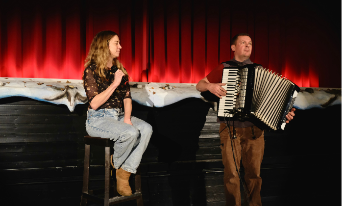 Regisseurin Heike Huhmann begleitet am Akkordeon vom Musikalischen Leiter Jura Wajda © Hänneschen Theater