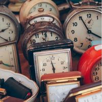 Alte Uhren auf dem Trödelmarkt © claudiarndt/ istockphoto