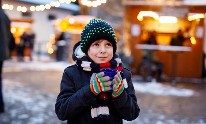 Kind mit Heißgetränk © Irina Schmidt/Adobe Stock