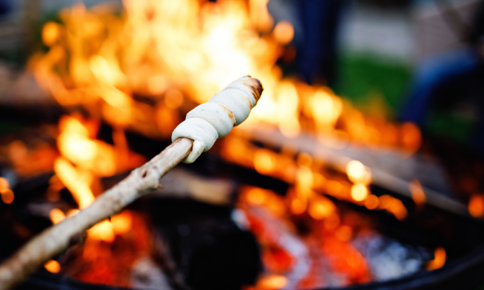 Stockbrot über Feuer © Irina Schmidt/Adobe Stock