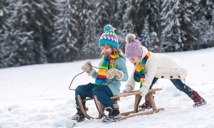 Kinder auf Schlitten © Volodymyr/AdobeStock