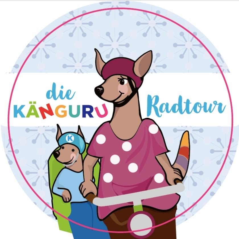 Illustration Maskottchen Karla mit Karlchen auf Rad © Känguru Colonia Verlag