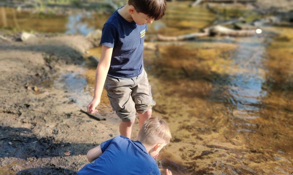 Wasser, Sand, Steine – was brauchen Kinder mehr, um glücklich zu spielen? © Benjamin Stapf