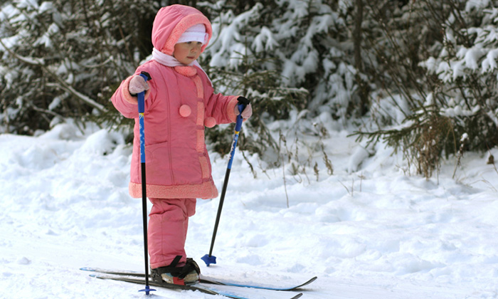 Mädchen auf Skiern