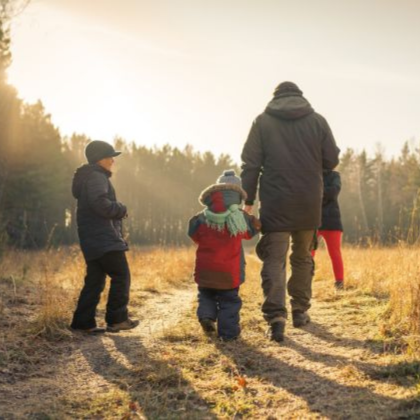 Familie wandert © avtk/Adobe Stock