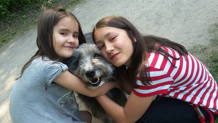 zwei Mädchen mit Hund