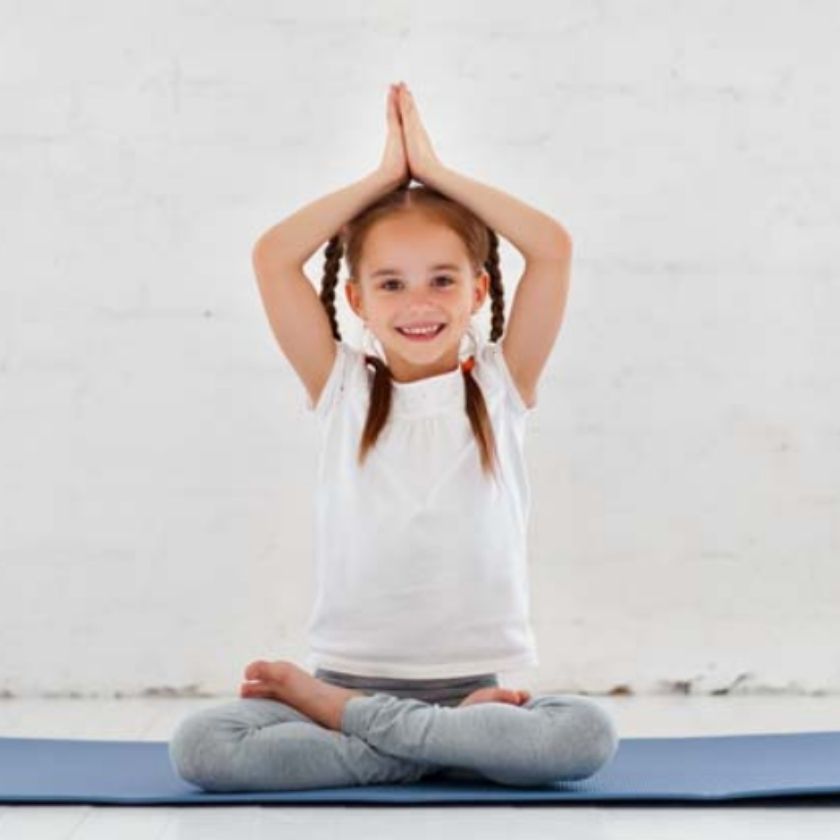 Kind übt Yoga © Adobe Stock