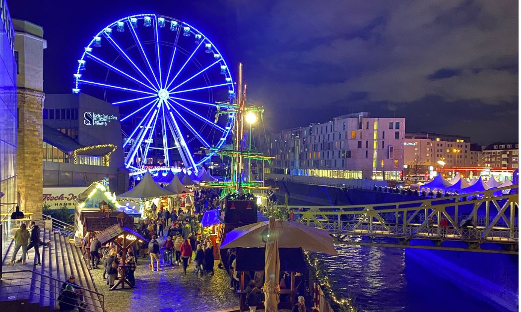 Riesenrad auf dem Hafen-Weihnachtsmarkt in Köln