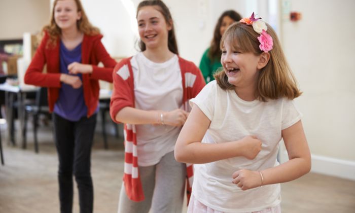 Kinder die gemeinsam beim Kindergeburstag tanzen