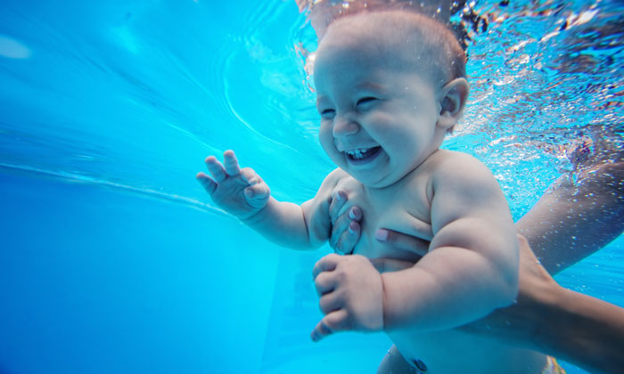 Baby lacht unter Wasser