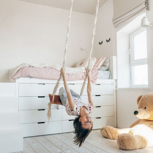 Kind schaukelt in Zimmer © AdobeStock/Alena Ozerova