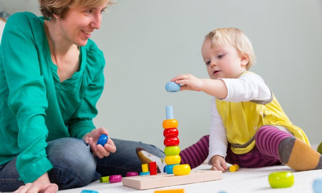 Frau und Kleinkind spielen © cicisbeo/Adobe Stock