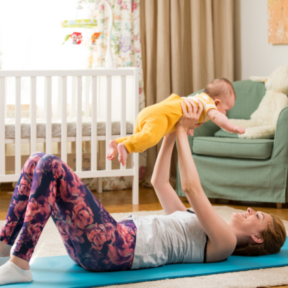 Mutter mit Baby macht Sport © Suzi Media/Adobe Stock