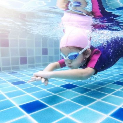Mädchen taucht unter Wasser