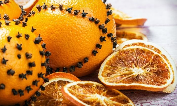 Orangen gespickt mit Nelken