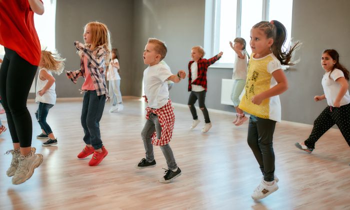 Kinder die in einem Tanzkurs tanzen